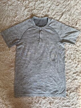 Men’s Gray Lululemon Button Shirt Size Extra Small XS